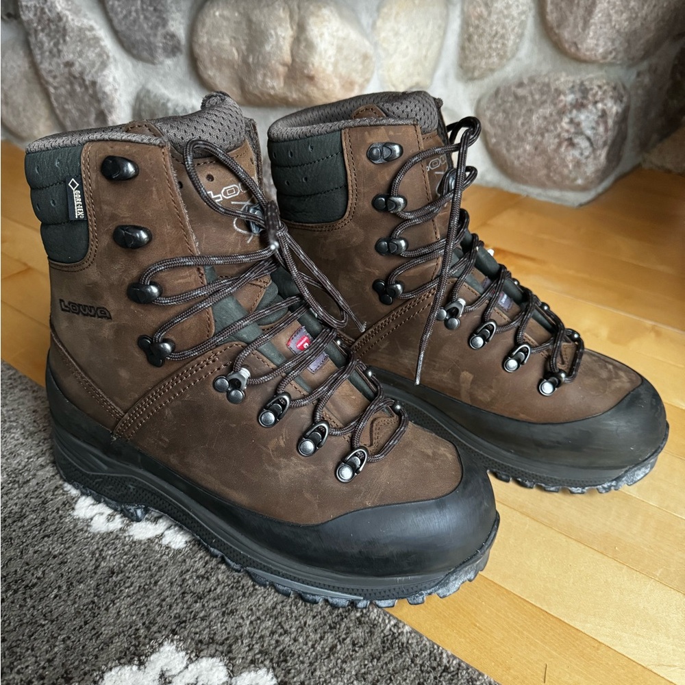 Lowas Gore-Tex men’s waterproof hiking boot, size 8, brand new/never worn